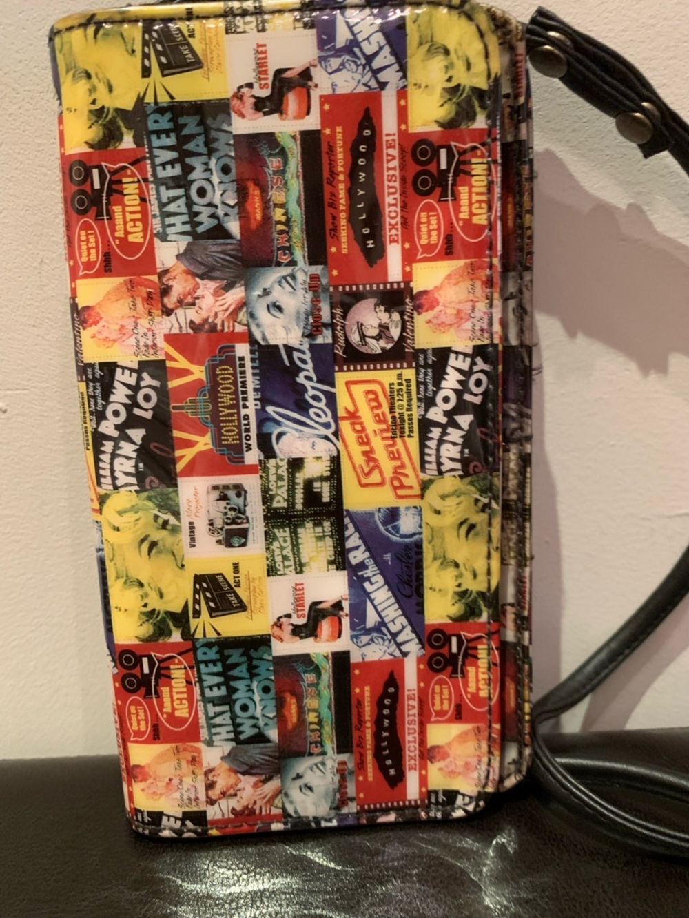💥RELIC HOLLYWOOD COLLAGE CROSSBODY WALLET. NWOT - Picture 4 of 9
